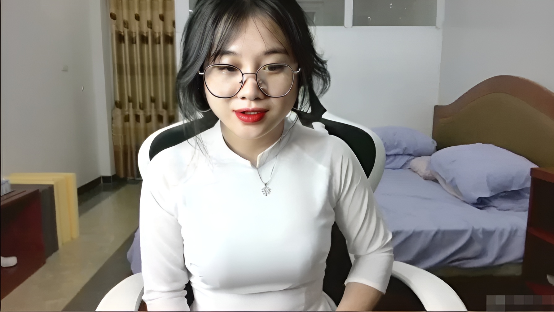 Anna Bear baru pulang dari sekolah